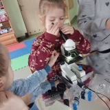 dzieci-pracuj-z-mikroskopami