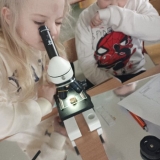 dzieci-pracuj-z-mikroskopami
